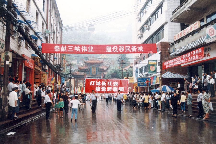 Zheng Ruishun, 78, an amateur photographer in Fengdu county in Chongqing, has been recording the changes in his hometown since China\'s reform and opening up in 1978. (Photo provided to chinadaily.com.cn)
