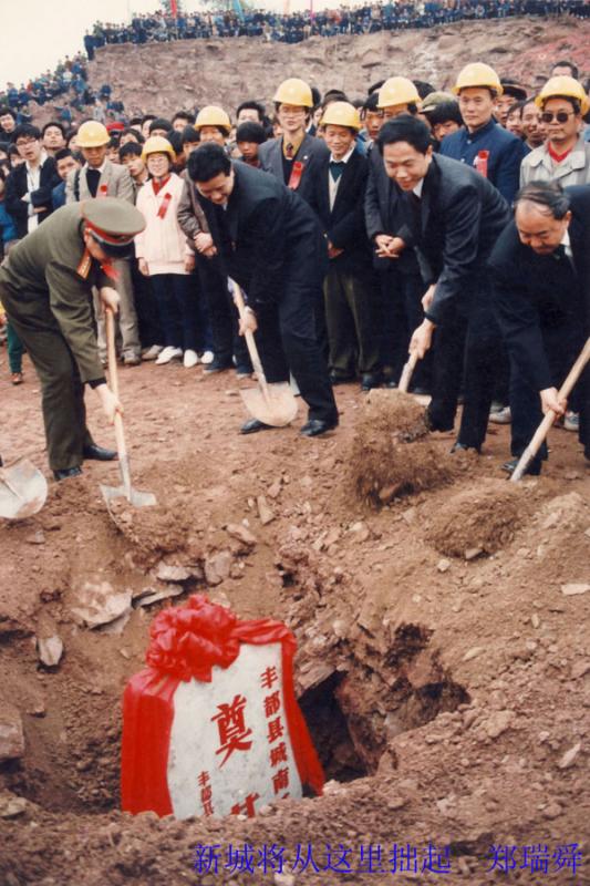 Zheng Ruishun, 78, an amateur photographer in Fengdu county in Chongqing, has been recording the changes in his hometown since China\'s reform and opening up in 1978. (Photo provided to chinadaily.com.cn)