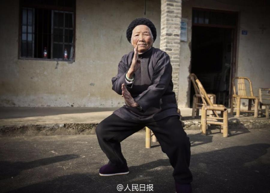 Zhang Hexian, 94, teaches kung fu in Liyang Town in Ningbo City, East China’s Zhejiang Province. Zhang said she started to learn kung fu at four years old and has kept up her practice for 90 years. She excels in using fists and legs, and her best weapon is sticks. Today she is remains healthy and maintains good daily routines. It\'s said her skills have enabled her to challenge the local bully and put other rascals in their place. (Photo/Weibo of People’s Daily)
