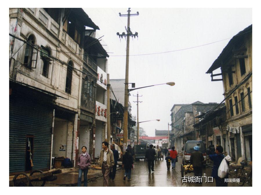 Zheng Ruishun, 78, an amateur photographer in Fengdu county in Chongqing, has been recording the changes in his hometown since China\'s reform and opening up in 1978. (Photo provided to chinadaily.com.cn)