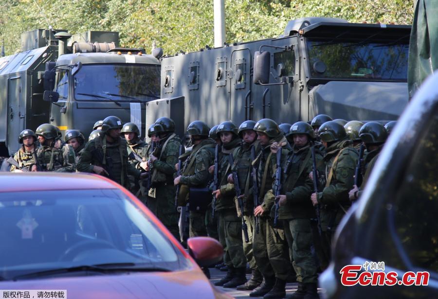 Military forces block the road to the site of attack at a vocational school in Kerch in Crimea, Oct.17, 2018. At least 19 people have been killed and dozens injured in a mass shooting at the college. (Photo/Agencies)