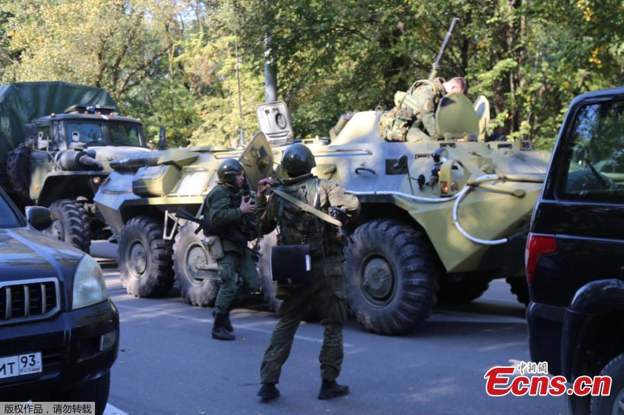 Military forces block the road to the site of attack at a vocational school in Kerch in Crimea, Oct.17, 2018. At least 19 people have been killed and dozens injured in a mass shooting at the college. (Photo/Agencies)