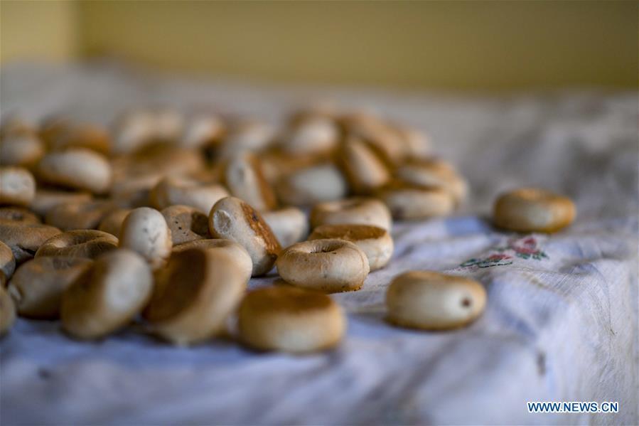 Photo taken on Oct. 17, 2018 shows freshly baked butter naan in Yuli County of the Mongolian Autonomous Prefecture of Bayingolin, northwest China\'s Xinjiang Uygur Autonomous Region. Yusup Tapuhan launched his butter naan business in 2000. The making of this popular pastry has been a tradition in Yuli County. In 2017, a dedicated local naan guild was established to help those in the business optimize profit. Yusup, who is 63, became one of the guild\'s earliest members. With the help of his family, Yusup can make 50 kilograms of butter naan and earn 500 yuan (72 U.S. dollars) a day. (Xinhua/Zhao Ge)