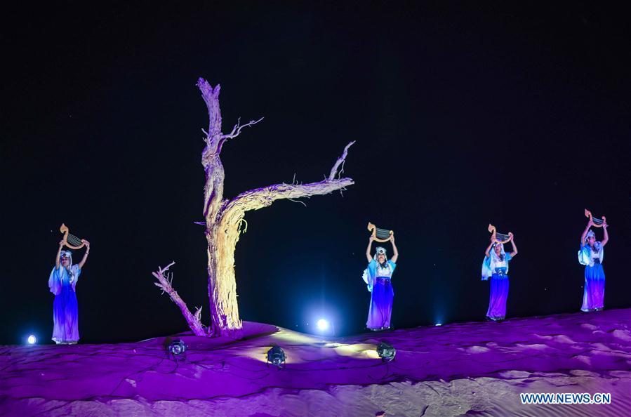 A performance is staged during a desert-themed concert held in Qiemo County in the Mongolian Autonomous Prefecture of Bayingolin, northwest China\'s Xinjiang Uygur Autonomous Region, Oct. 20, 2018. (Xinhua/Zhao Ge)