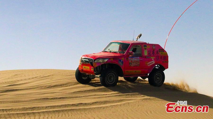 A Jeep off-road race in Qiemo County, Northwest China’s Xinjiang Uygur Autonomous Region, Oct. 21, 2018. Nearly 100 drivers took part in the three-day competition, including a triangular racecourse that passed through the Taklimakan desert. (Photo: China News Service/Wang Xiaojun)