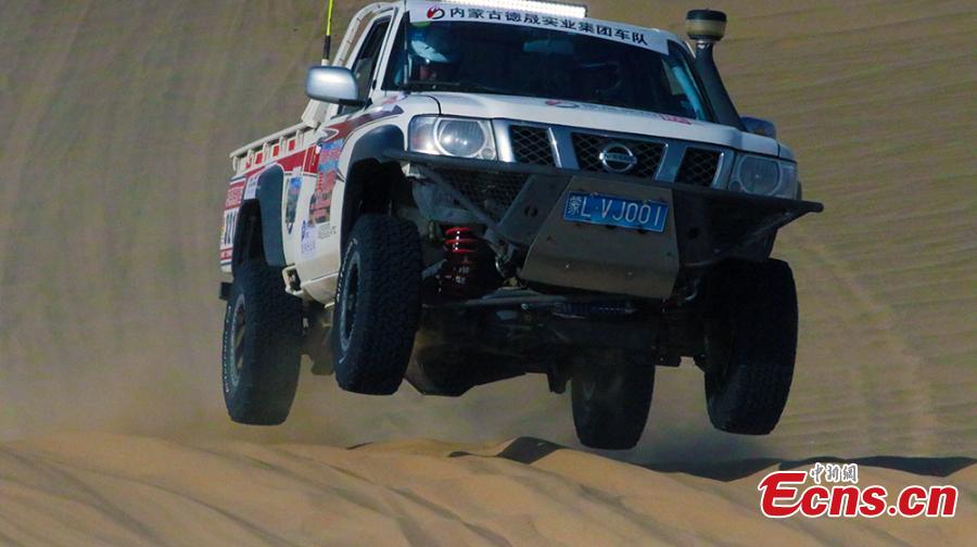 A Jeep off-road race in Qiemo County, Northwest China’s Xinjiang Uygur Autonomous Region, Oct. 21, 2018. Nearly 100 drivers took part in the three-day competition, including a triangular racecourse that passed through the Taklimakan desert. (Photo: China News Service/Wang Xiaojun)