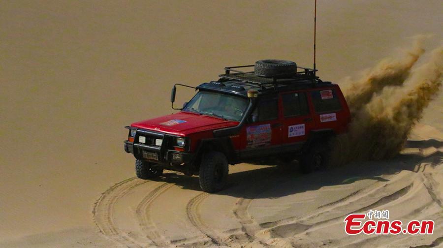 A Jeep off-road race in Qiemo County, Northwest China’s Xinjiang Uygur Autonomous Region, Oct. 21, 2018. Nearly 100 drivers took part in the three-day competition, including a triangular racecourse that passed through the Taklimakan desert. (Photo: China News Service/Wang Xiaojun)