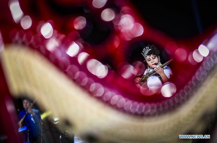 Local arists perform traditional instruments during a desert-themed concert held in Qiemo County in the Mongolian Autonomous Prefecture of Bayingolin, northwest China\'s Xinjiang Uygur Autonomous Region, Oct. 20, 2018. (Xinhua/Zhao Ge)