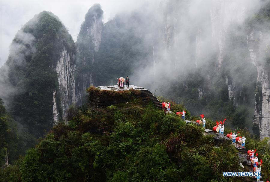 Performers stage a drum dance of the Miao ethnic group at the Dehang scenic area in Jishou in the Tujia and Miao Autonomous Prefecture of Xiangxi, central China\'s Hunan Province, Oct. 20, 2018. (Xinhua/Yao Fang)
