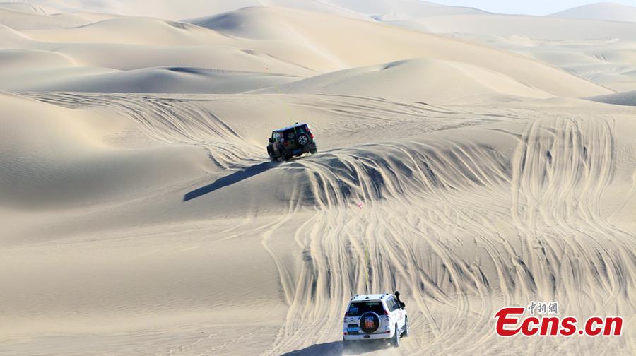 A Jeep off-road race in Qiemo County, Northwest China’s Xinjiang Uygur Autonomous Region, Oct. 21, 2018. Nearly 100 drivers took part in the three-day competition, including a triangular racecourse that passed through the Taklimakan desert. (Photo: China News Service/Wang Xiaojun)