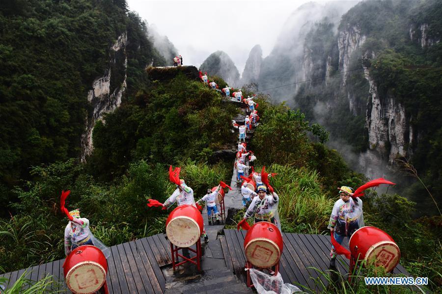 Performers stage a drum dance of the Miao ethnic group at the Dehang scenic area in Jishou in the Tujia and Miao Autonomous Prefecture of Xiangxi, central China\'s Hunan Province, Oct. 20, 2018. (Xinhua/Yao Fang)