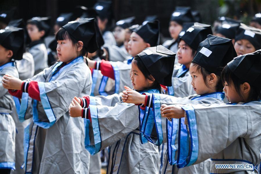 Students learn traditional etiquette at a pramiry school in Changxing County, east China\'s Zhejiang Province, Oct. 23, 2018. (Xinhua/Xu Yu)