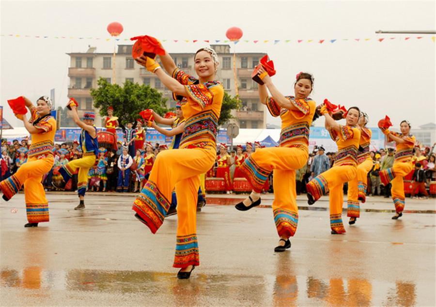 Frost\'s Descent Festival
People in areas such as Daxin county in Guangxi Zhuang autonomous region celebrate the first day of Frost\'s Descent. In the Frost\'s Descent Festival, the Zhuang people offer sacrifices, dance and sing folk songs. With a history of more than 360 years, the festival is to commemorate Cen Yuyin, a heroine in battles against foreign aggression.