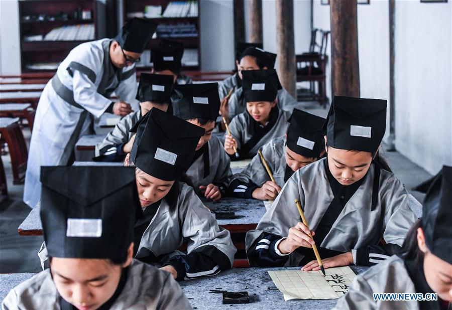 Students learn calligraphy at a pramiry school in Changxing County, east China\'s Zhejiang Province, Oct. 23, 2018. (Xinhua/Xu Yu)