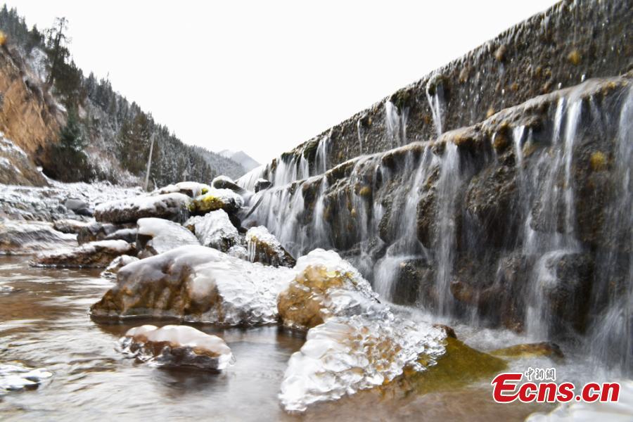 Fresh snow adds charm to trees, a river, and grassland at the foot of Qilian Mountain in Zhangye City, Northwest China’s Gansu Province, Oct. 21, 2018. (Photo: China News Service/Duo Dan)