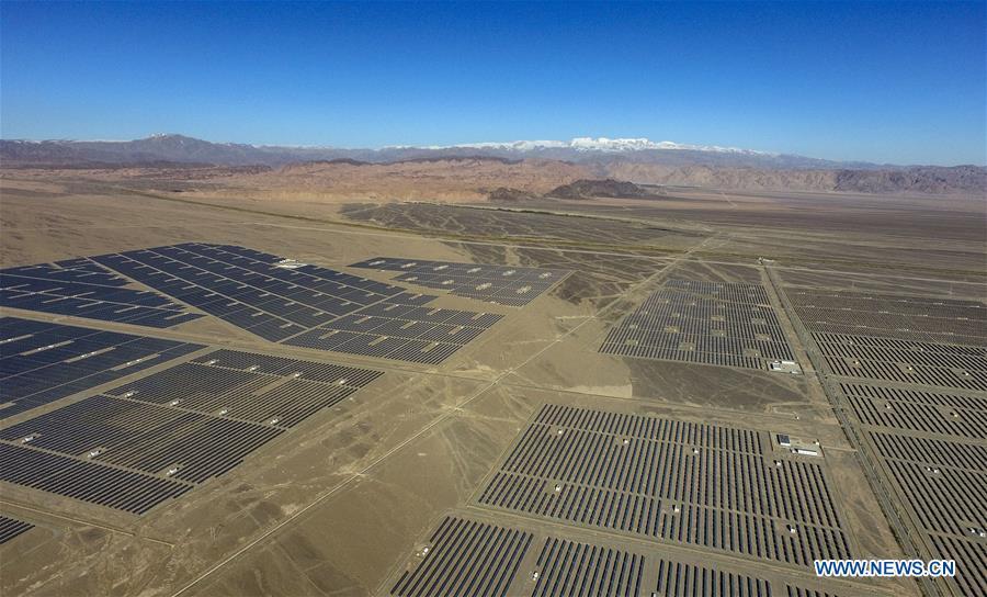 Aerial photo taken on Sept. 20, 2018 shows a PV power plant in Hami, northwest China\'s Xinjiang Uygur Autonomous Region. Xinjiang has seen a surge in the electricity generation from clean energy. According to State Grid Xinjiang Electric Power Co., Ltd., wind and solar power generated 27.81 billion and 9.07 billion kilowatt hours (kwh) of electricity, respectively, in the first nine months of 2018 in the region. With abundant wind and solar resources, Xinjiang is a pioneer in using new energy in China, with installed new-energy capacity having exceeded 27 million kilowatts so far. (Xinhua/Zhao Ge)