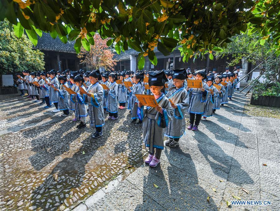 Students read classics of Chinese literature at a pramiry school in Changxing County, east China\'s Zhejiang Province, Oct. 23, 2018. (Xinhua/Xu Yu)