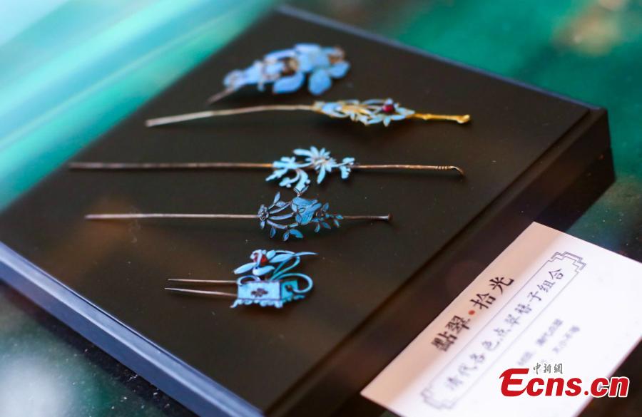 Artist Ma Jingji shows 30 pieces of Diancui works he has collected or created at an exhibition in Chongqing, Oct. 22, 2018. Diancui, or dotting with kingfishers, is a painstakingly time-consuming and precise practice of inlaying iridescent kingfisher feathers into accessories for the rich and noble. Craftsmen apply the shimmering feathers to jewelry, hairpins, bracelets, brooches, fans, and landscape panels. Instead of kingfisher feathers, goose feathers and ribbons are used nowadays to make art creations with diancui skills.(Photo: China News Service/Zhong Xin)