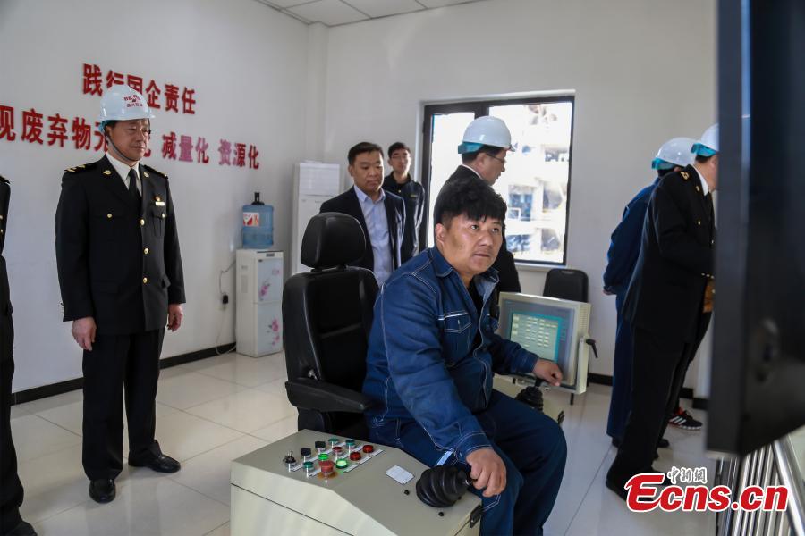 Tianjin Customs start to clear away imported garbage previously kept in the port, Oct. 23, 2018. The waste was incinerated. (Photo: China News Service/Wu Shiqi)