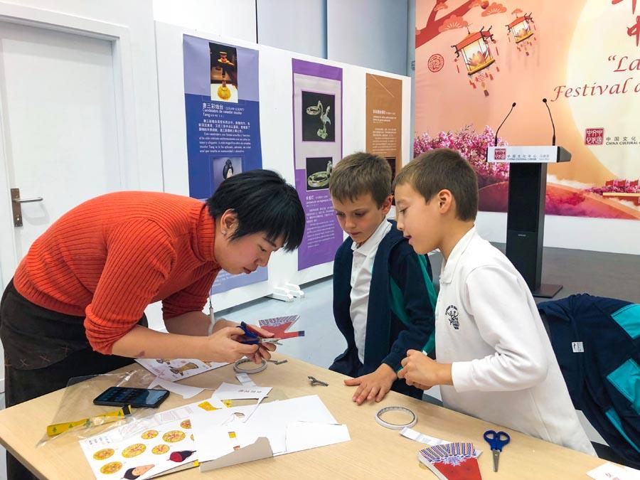 Children learn to make handcrafts at the China Cultural Center in Madrid, Oct 20, 2018.(Photo/Chinaculture.org)