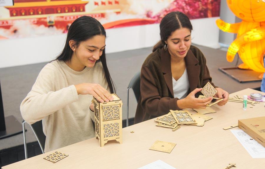 Visitors make handcrafts featuring patterns based on windows of the Palace Museum at the China Cultural Center in Madrid on Oct 20, 2018. A special workshop was held at the center from Oct 18 to Oct 20 to offer insights into culture of China\'s Qing Dynasty (1644-1911) exemplified by the Palace Museum, also known as the Forbidden City.(Photo/Chinaculture.org)