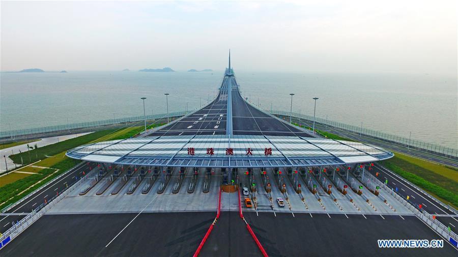 Aerial photo taken on Oct. 24, 2018 shows the toll gate of the Hong Kong-Zhuhai-Macao Bridge in Zhuhai, south China\'s Guangdong Province. The bridge officially opened to traffic at 9 a.m. on Oct. 24. (Xinhua/Liang Xu)