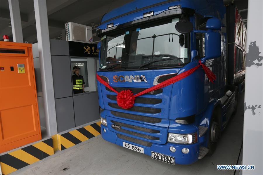 A truck arrives at the customs inspection of Zhuhai Port of the Hong Kong-Zhuhai-Macao Bridge in Zhuhai, south China\'s Guangdong Province, Oct. 24, 2018. The Hong Kong-Zhuhai-Macao bridge, the world\'s longest cross-sea bridge, opened to public traffic at 9 a.m. Wednesday. (Xinhua/Zhang Jiayang)