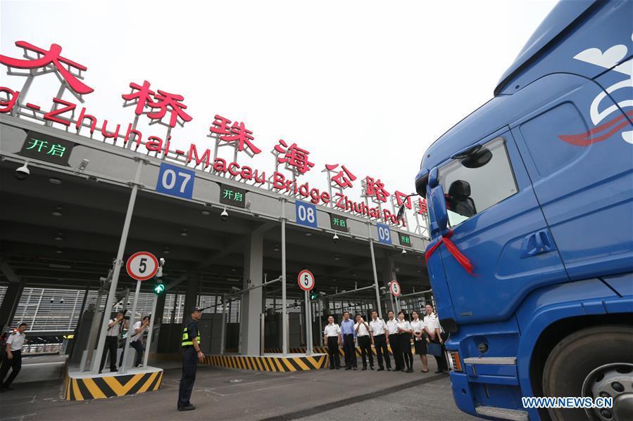A truck arrives at the customs inspection of Zhuhai Port of the Hong Kong-Zhuhai-Macao Bridge in Zhuhai, south China\'s Guangdong Province, Oct. 24, 2018. The Hong Kong-Zhuhai-Macao bridge, the world\'s longest cross-sea bridge, opened to public traffic at 9 a.m. Wednesday. (Xinhua/Zhang Jiayang)