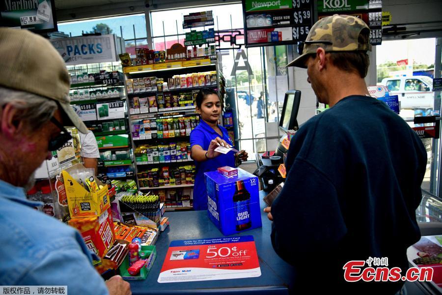 Twinkle Patel interacts with a regular customer at the KC Mart in Simpsonville, South Carolina, U.S., Oct. 24, 2018.(Photo/Agencies)