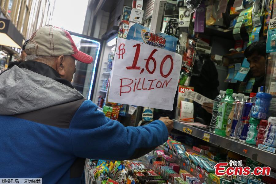 A man buys tickets for Tuesday\'s Mega Millions lottery drawing after the jackpot exceeded $1.6 billion in New York City, New York, U.S., Oct. 23, 2018. (Photo/Agencies)
