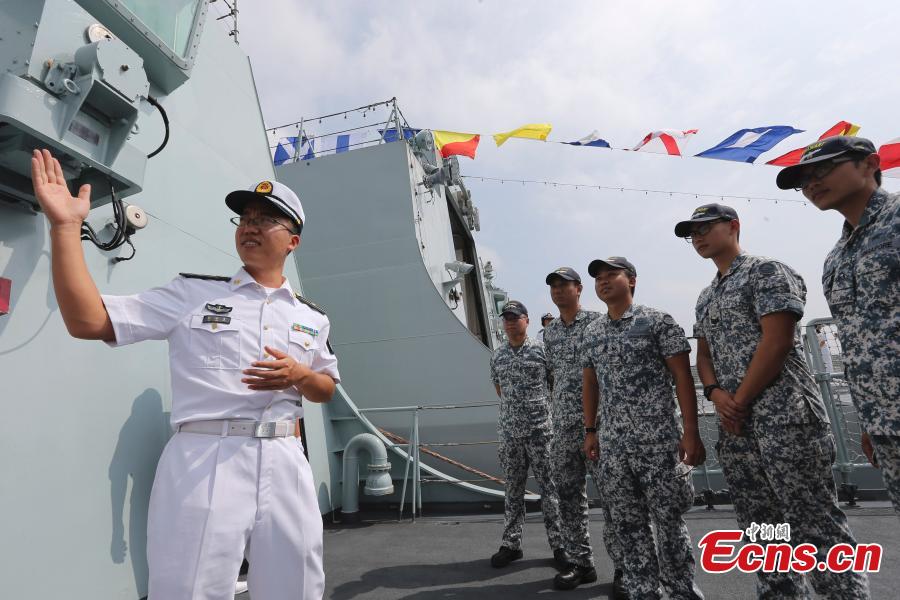 Singapore Navy soldiers visit the PLA Navy’s missile frigate Huangshan ahead of a China-ASEAN military drill in Zhanjiang City, South China’s Guangdong Province, Oct. 24, 2018. (Photo: China News Service/Zhang Lei)