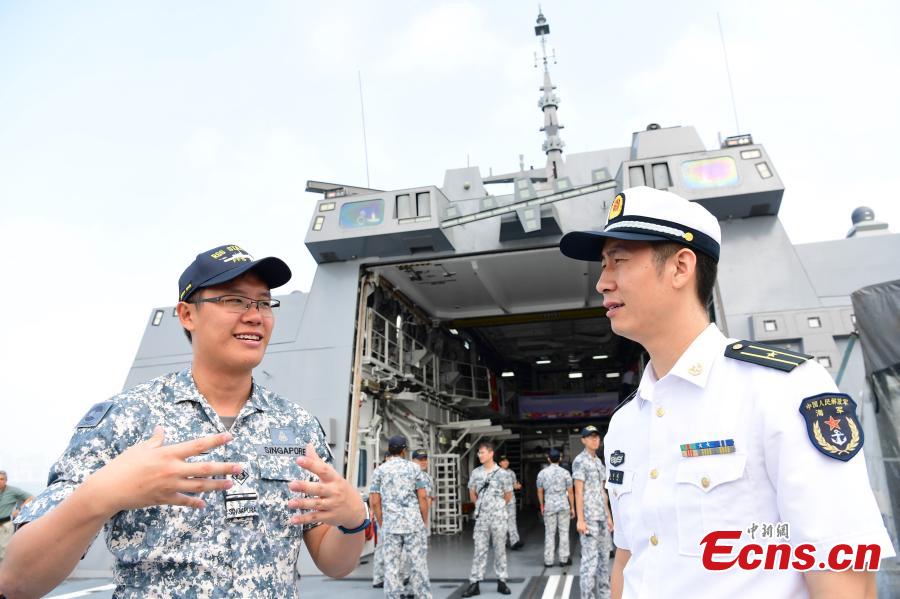 Navy soldiers from China and Singapore meet ahead of a China-ASEAN military drill in Zhanjiang City, South China’s Guangdong Province, Oct. 24, 2018. (Photo: China News Service/Chen Wen)