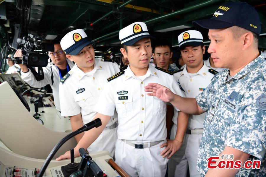 Navy soldiers from China and Singapore meet ahead of a China-ASEAN military drill in Zhanjiang City, South China’s Guangdong Province, Oct. 24, 2018. (Photo: China News Service/Chen Wen)