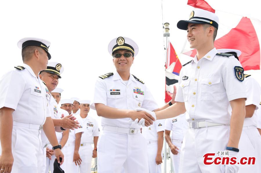 Navy soldiers from China and the Philippines meet ahead of a China-ASEAN military drill in Zhanjiang City, South China’s Guangdong Province, Oct. 24, 2018. (Photo: China News Service/Chen Wen)
