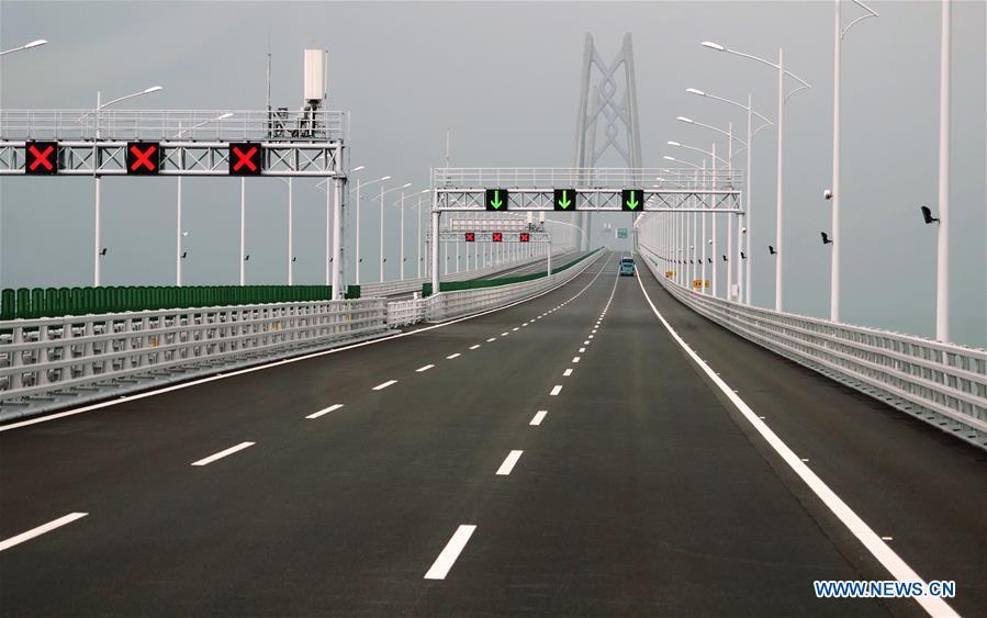 Cars run on the Hong Kong-Zhuhai-Macao Bridge, Oct. 24, 2018. The Hong Kong-Zhuhai-Macao bridge, the world\'s longest cross-sea bridge, opened to public traffic at 9 a.m. Wednesday. (Xinhua/Wang Shen)