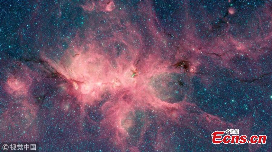 The Cat\'s Paw Nebula, imaged here by NASA\'s Spitzer Space Telescope using the IRAC instrument, is a star-forming region inside the Milky Way Galaxy. The dark filament running through the middle of the nebula is a particularly dense region of gas and dust.(Photo/VCG)