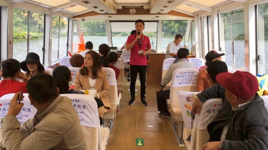 Wei Zhenfeng, a tour guide in Guilin, guides visitors on a sightseeing cruise. (Photo/CGTN)
The 29-year-old man, who was named among Guilin\'s top ten tour guides in 2016, was part of China\'s 2017 national plan for tourism professionals. As a Guilin native, he\'s received tens of thousands of tourists, but never gets tired of describing Guilin\'s beauty to his guests.
The rivers and lakes in the city used to be separated. They were connected in 2002 when the city established a ring river system, and made it a special feature of Guilin. It came as part of efforts made by the local government to protect the river and preserve the city\'s reputation.