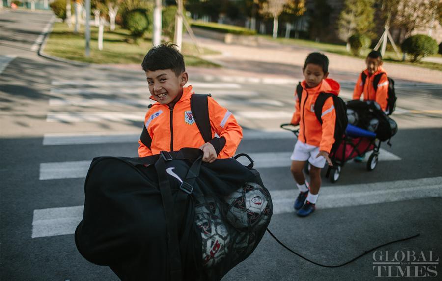Young athletes take the training equipment to the training venue.  (Photo: Li Hao/GT)
