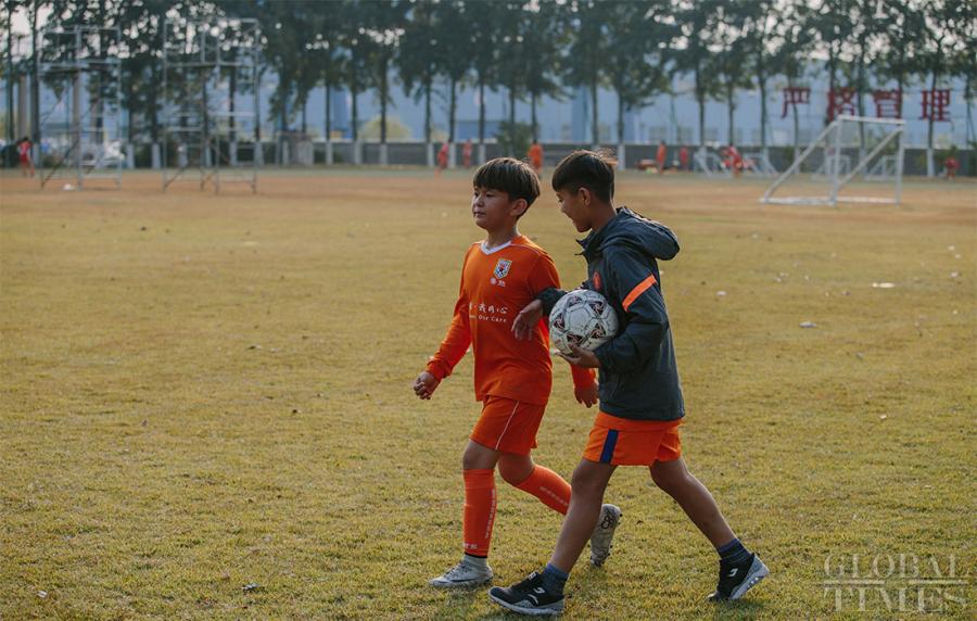 Arpat (right) and his friend Mustafa, from Ili, Xinjiang Uyghur Autonomous Region, walk together at the Shandong Luneng Taishan Football School in Weifang, East China\'s Shandong Province, on October 24, 2018. (Photo: Li Hao/GT)