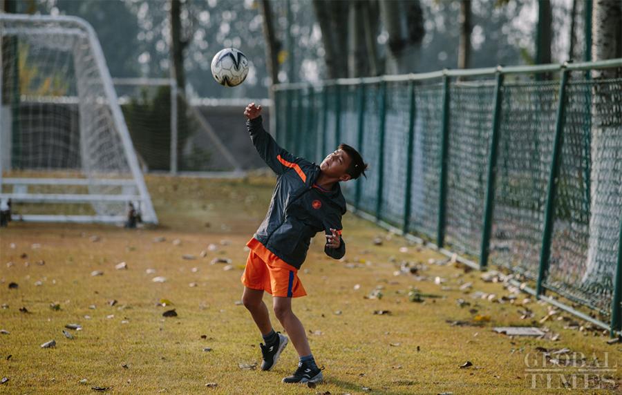 Arpat, 11, warms up on the sidelines as he is unable to participate in the training for the day due to an injury at the Shandong Luneng Taishan Football School on October 24, 2018. (Photo: Li Hao/GT)
The Shandong Luneng Taishan Football School in Weifang, East China’s Shandong Province, is the top youth training base in China. Young soccer talents from all around the country are selected to attend the school for training and studying, including more than 20 youths from the Xinjiang Uyghur Autonomous Region. Join us as we take a glimpse of their daily life.