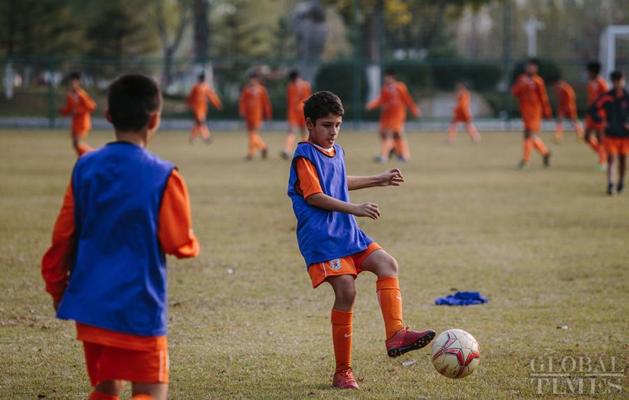 Young soccer players train at the Shandong Luneng Taishan Football School in Weifang, East China\'s Shandong Province, on October 24, 2018. (Photo: Li Hao/GT)