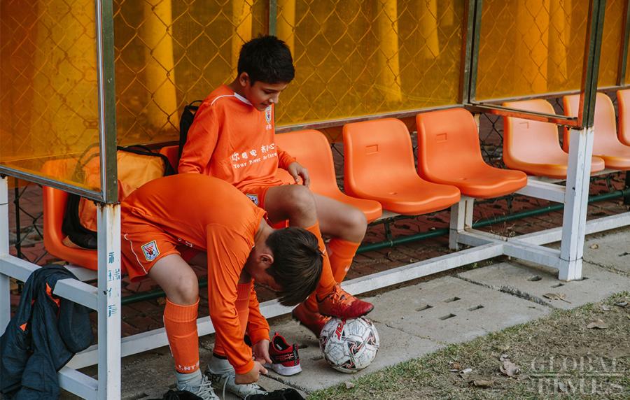 Young soccer players rest on the sidelines of the pitch at the Shandong Luneng Taishan Football School in Weifang, East China\'s Shandong Province, on October 24, 2018. (Photo: Li Hao/GT)