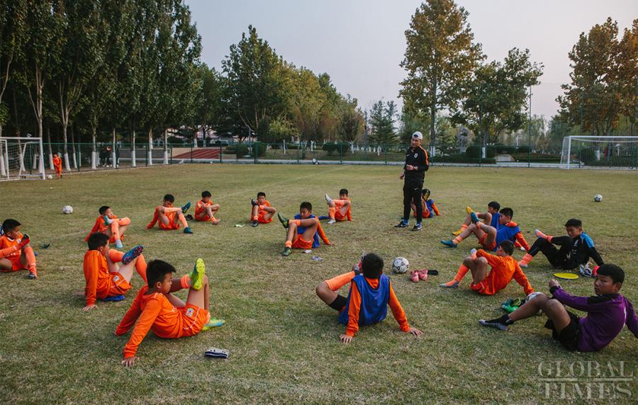 The young athletes stretch after practice to ensure their muscles don\'t seize up. (Photo: Li Hao/GT)