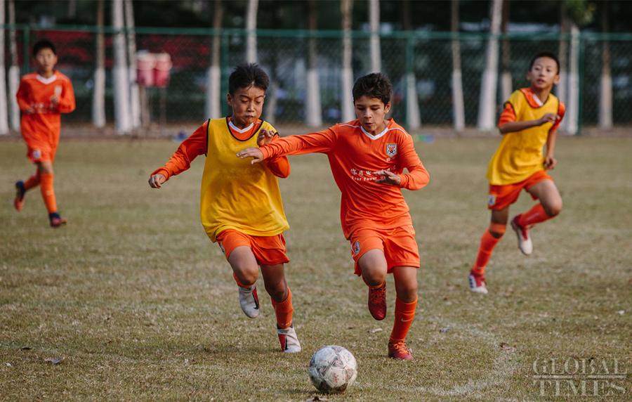 Young soccer players compete in a scrimmage at the Shandong Luneng Taishan Football School in Weifang, East China\'s Shandong Province, on October 24, 2018. (Photo: Li Hao/GT)