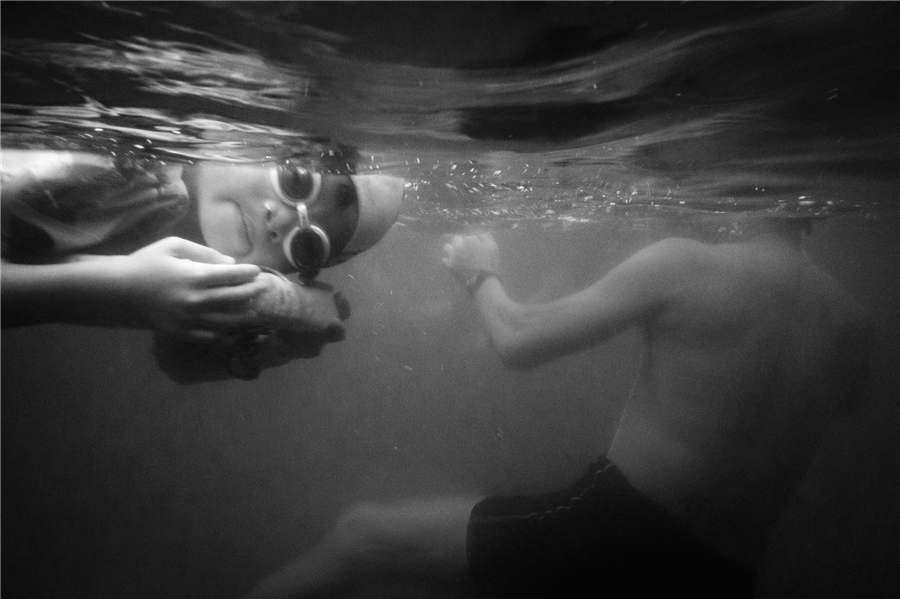 La Mer, by Chan Wan-Chee (Hong Kong, China). (Photo provided to chinadaily.com.cn)
This project is a visual diary about the photographer\'s emotions and dreams through her experiences with water. Since 2015, she\'s been going to a bay in Hong Kong every summer to swim and engage with the community there. These photographs are made during her swims in the bay. In a way, the project can be interpreted as a dreamscape from the noises of the outer world, and one looking inward into her own universe.
