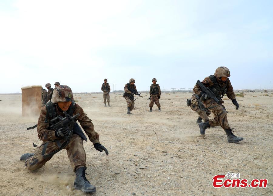 New soldiers undergo training at a military base in Northwest China’s Xinjiang Uygur Autonomous Region, Oct. 29, 2018. The training programs focused on battlefield protection skills. (Photo: China News Service/Luo Xingcang)