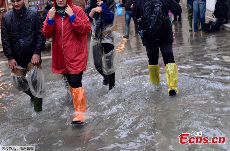 Tourists walk in the flooded streets during a high-water alert in Venice on October 29, 2018. The flooding, caused by a convergence of high tides and a strong Sirocco wind, reached 150 centimetres on October 29. (Photo/Agencies)