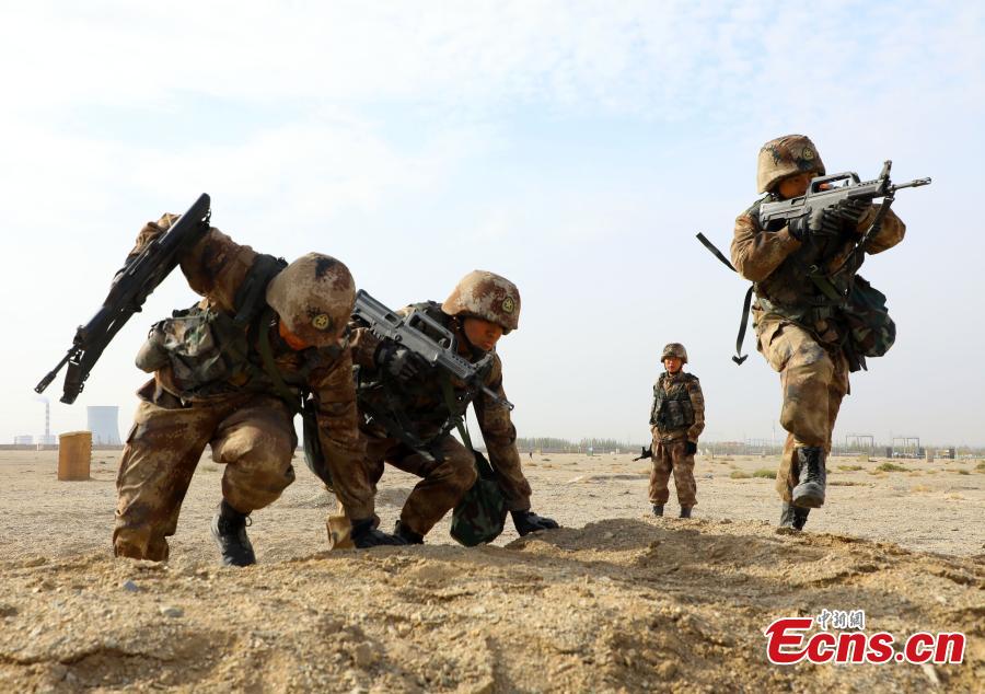 New soldiers undergo training at a military base in Northwest China’s Xinjiang Uygur Autonomous Region, Oct. 29, 2018. The training programs focused on battlefield protection skills. (Photo: China News Service/Luo Xingcang)