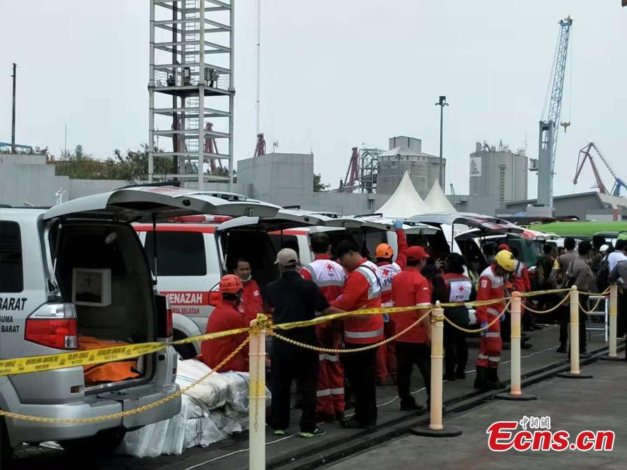Indonesian rescue team members wait for bodies of those who perished in the Lion Air flight JT610 crash at Tanjung Priok port in Jakarta, Indonesia, Oct. 30, 2018. Indonesia on Tuesday stepped up a search for an airliner that plunged into the sea with all 189 aboard feared dead, deploying underwater beacons to trace its black box recorders and uncover why an almost-new plane crashed minutes after take-off. (Photo: China News Service/Lin Yongchuan)