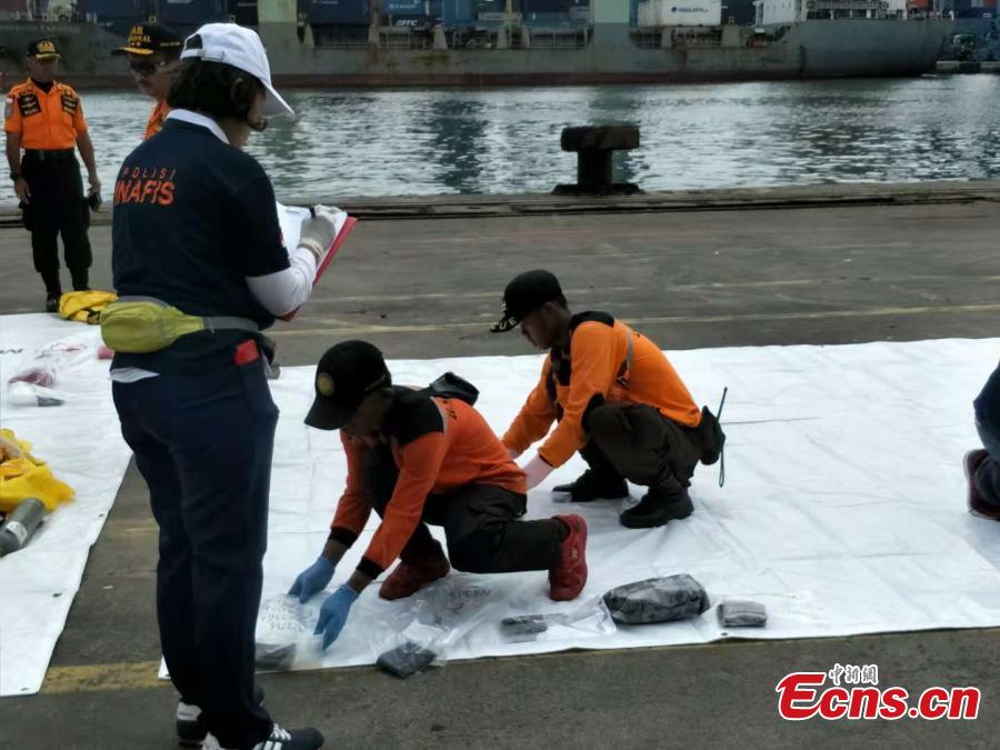 Rescue workers lay out recovered belongings believed to be from the crashed Lion Air flight JT610 at Tanjung Priok port in Jakarta, Indonesia, Oct. 30, 2018. Indonesia on Tuesday stepped up a search for an airliner that plunged into the sea with all 189 aboard feared dead, deploying underwater beacons to trace its black box recorders and uncover why an almost-new plane crashed minutes after take-off. (Photo: China News Service/Lin Yongchuan)